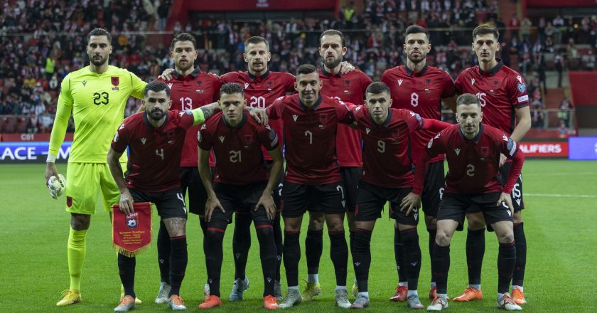 Kaos në tribuna, tifozët përplasen me policinë në shkallët e stadiumit/ Çfarë ndodhi gjatë ndeshjes-Çkemi News