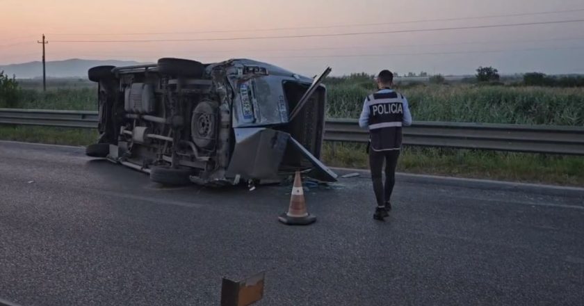 Aksident i rëndë në aksin Fier-Lushnjë, furgoni me pasagjerë përplaset me “Benz”-in! Shtatë të plagosur, tre në gjendje të rëndë