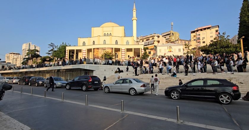 Besimtarët Myslimanë në Durrës festojnë Kurban Bajramin, lutje, urime dhe mesazhe shprese-Çkemi News