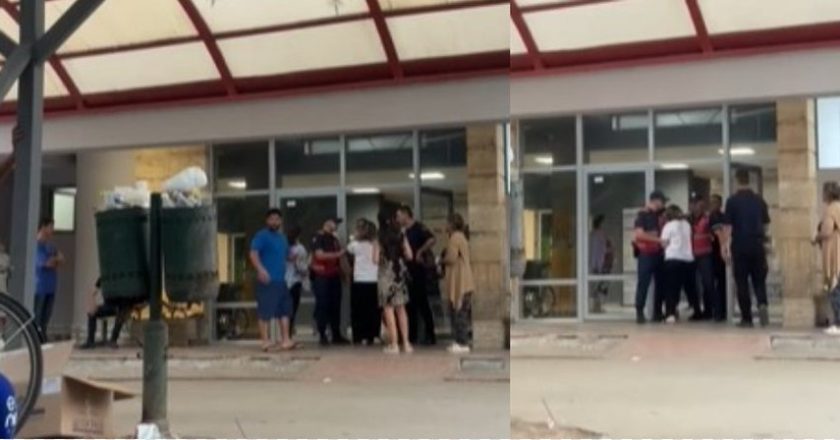 VIDEO TRONDITËSE/ Vrasja e 14-vjeçarit në Maliq, nëna kërkon dëshpërimisht të birin e vdekur në dyert e spitalit: Më lini të shoh djalin për herë të fund-Çkemi News