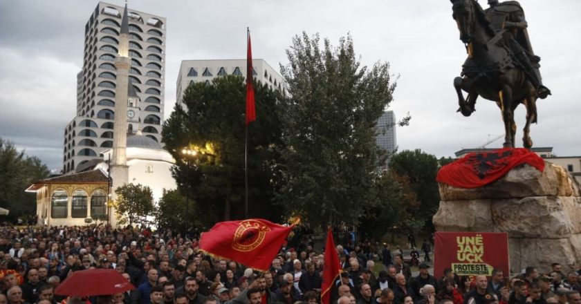 Unë jam UÇK”, mijëra qytetarë në shesh/ Tubim mbarëkombëtar për ish-liderët e UÇK, Ahmeti: Gjykata speciale nga kuzhina ruso-serbe! Moisiu: Ata nuk kanë kryer krime-Çkemi News