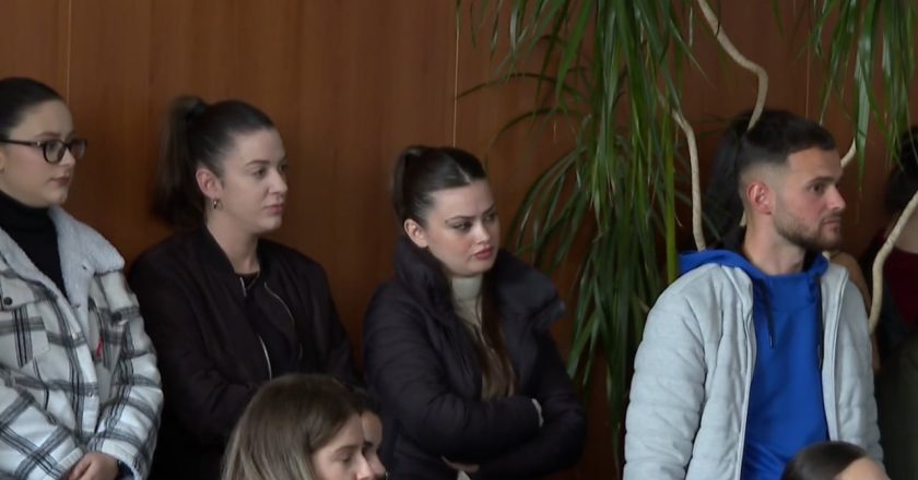 Vrasja e gjyqtarit Astrit Kalaja, studentët e drejtësisë: U tronditëm/ Reagojnë edhe të rinjtë e juridikut: Salla e gjyqit duhet të jetë e sigurt-Çkemi News