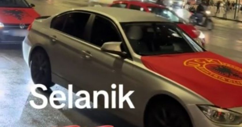 VIDEO/ Shqiptarët ‘pushtojnë’ Selanikun me flamuj kuqezi dhe të UÇK, mediat greke: Parkuan makinat dhe kërcenin-Çkemi News