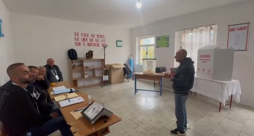 Dukat, ora 11: Dy orë pa votues – dhe kur më në fund erdhi një, harroi kartën!-Çkemi News