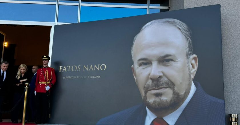 Lamtumira për Fatos Nanon/ Xhoana Nano mban fjalën në emër të familjes, liderë nga rajoni dhe opozita i bashkohen homazheve