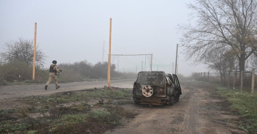 Rusia ekzekuton dy ushtarë ukrainas të kapur rob, Kievi hakmerret duke i vrarë