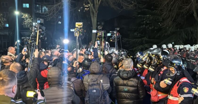 Përplasje mes protestuesve dhe policisë, hidhen gurë drejt kordonit të efektivëve