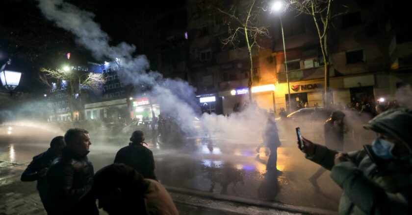 Zhvendosen protestuesit, marshojnë drejt Parlamentit, hidhen sërish molotovë