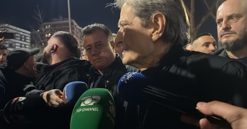 Pas hedhjes së molotovëve nga protestuesit, Berisha: Ky është një tubim paqësor