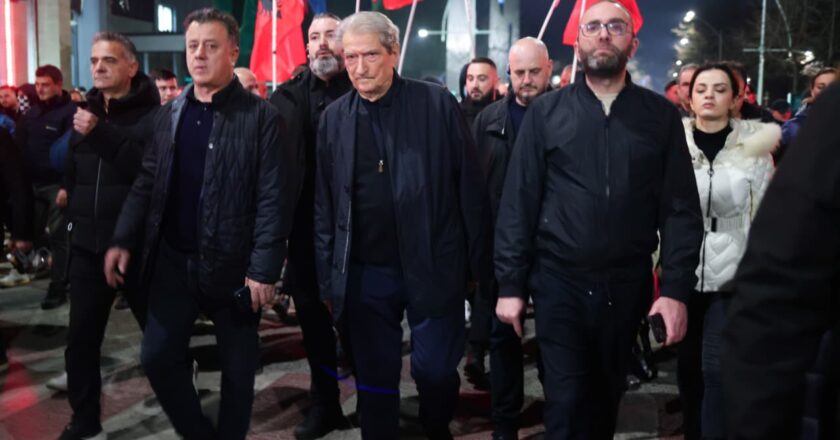 Protestuesit e PD drejtohen për te Policia e Tiranës, në gatishmëri makina ujëhedhëse, efektivët krijojnë kordon