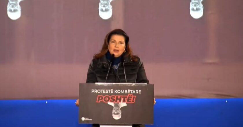 Protesta e PD para Kryeministrisë, aktorja Rajmonda Bulku kujton 20 shkurtin e 1991: Morëm në dorë guximin sepse donim të ishim të lirë