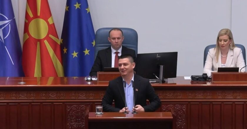 Spila e flamurit shqiptar në xhaketën e deputetit bezdis kryeministrin e Maqedonisë së Veriut, Shaqiri: Shqiptarët s’janë provokim, ajo është simboli i identitetit tonë