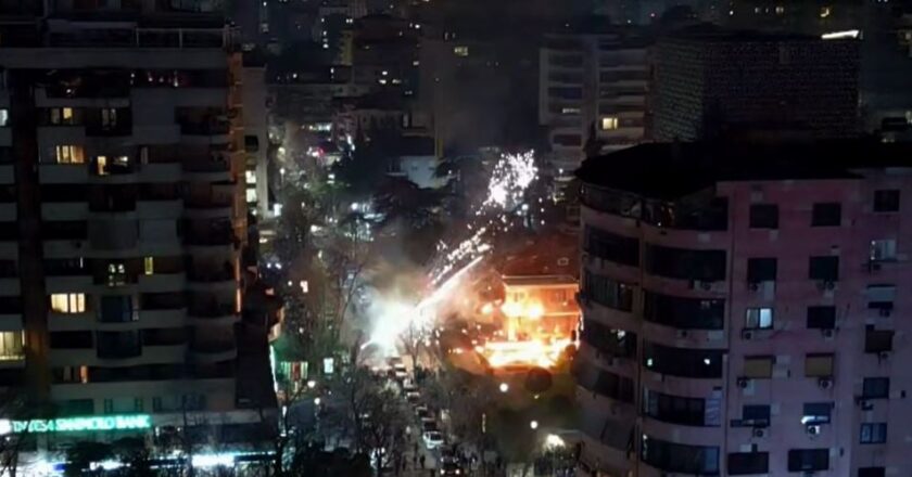 Pamje me dron/ “Shi” fishekzjarrësh dhe molotovësh, momenti kur protestuesit e PD i vënë flakën vilës së ish-diktatorit Enver Hoxha