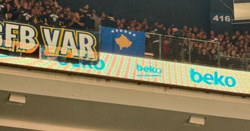 Tërbohen serbët, tifozët turq i presin me flamurin e Kosovës, në ndeshjen e Euroligës