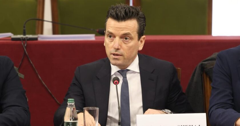 Protestë përpara Kuvendit, Agron Shehaj njofton datën: Po rrahin gra, pleq dhe fëmijë