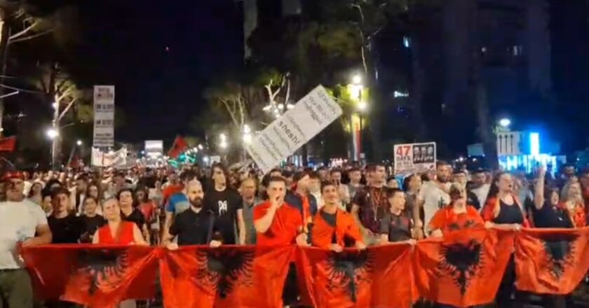 Kjo lëvizje nuk do të futet kurrë në negocime”/ Mbyllet me marshim dita e 47-të e tubimit, protestuesit kërkojnë sërish largimin e klasës politike