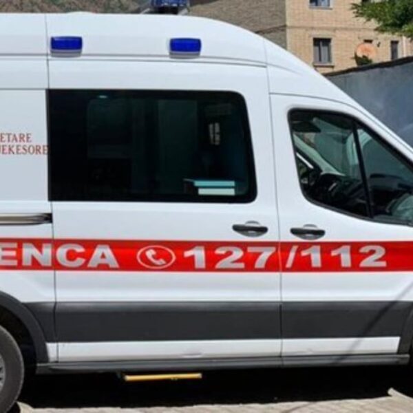 Mjeti del nga rruga në aksin “Fier i Ri–Ngurrëz”/ Plagoset rëndë drejtuesi 47-vjeçar, transportohet me urgjencë drejt Traumës