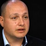 MISTERI I TRAGJEDISË! Vdekja e gazetarit Enrik Mehmeti ngre pikëpyetje, telefonata e fundit me të vëllanë trondit opinionin